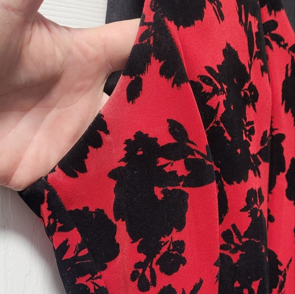 Beautiful red dress - Picture 3 of 4